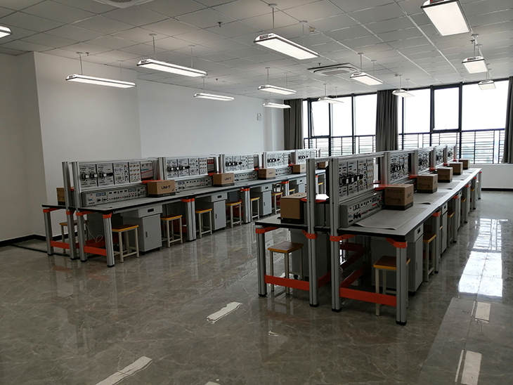 通用電工基礎(chǔ)實(shí)訓(xùn)平臺(tái)